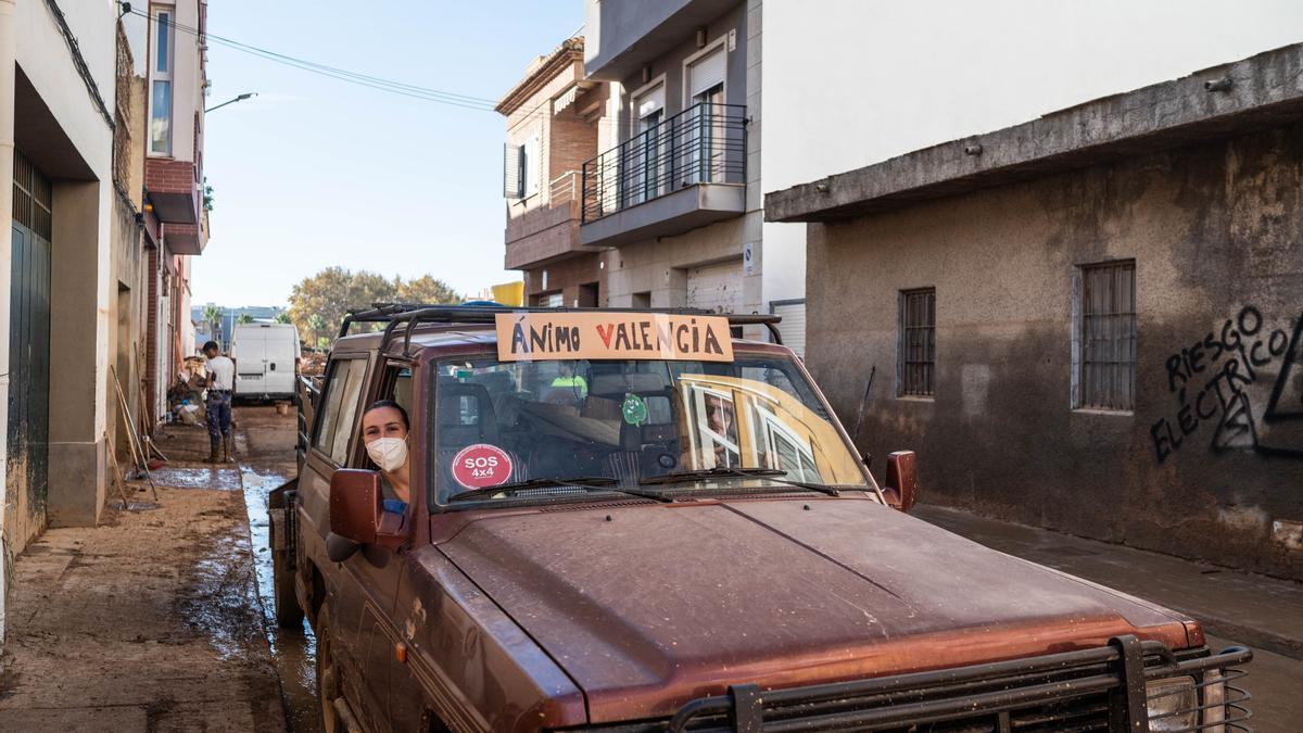 Un coche con un cartel en el que se lee 'Ánimo Valencia'