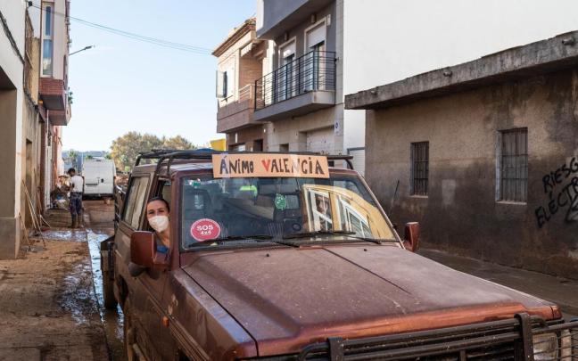 Un coche con un cartel en el que se lee 'Ánimo Valencia'