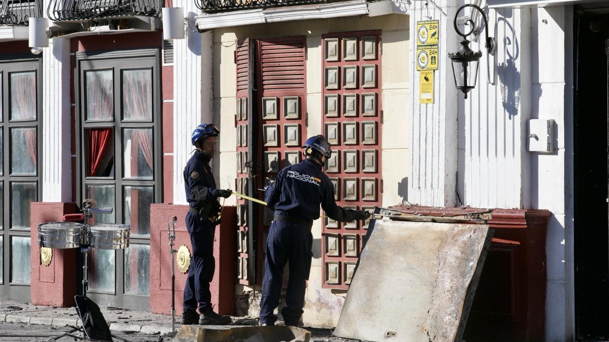 Agentes de la Policía Judicial realizan labores de investigación en las discotecas quemadas.