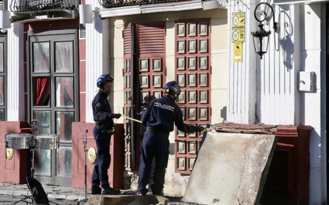 Agentes de la Policía Judicial realizan labores de investigación en las discotecas quemadas.