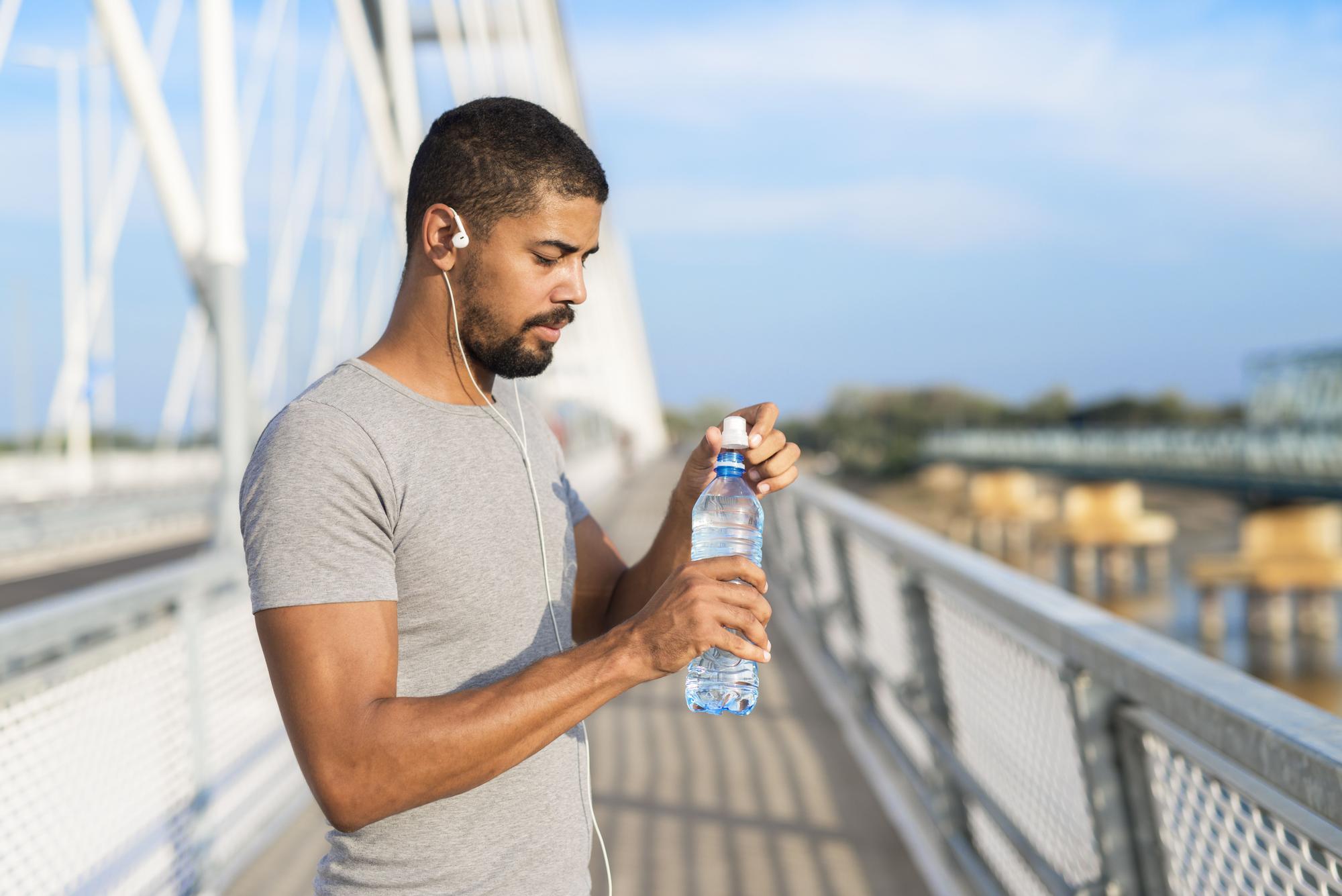 Atleta con una botella de agua