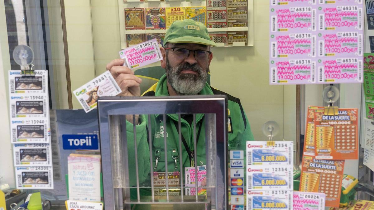 En Vitoria, Juan Carlos es conocido tanto por su trabajo como vendedor de la ONCE como por sus figuraciones en pequeños papeles en películas