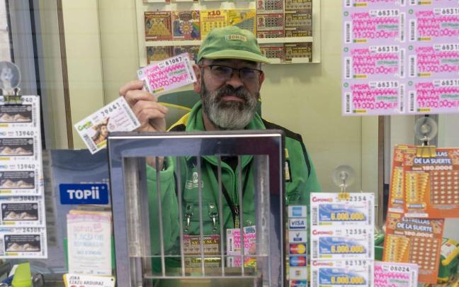 En Vitoria, Juan Carlos es conocido tanto por su trabajo como vendedor de la ONCE como por sus figuraciones en pequeños papeles en películas / DNA En Vitoria, Juan Carlos es conocido tanto por su trabajo como vendedor de la ONCE como por sus figuraciones en pequeños papeles en películas