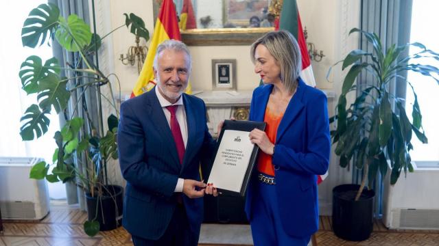El ministro de Política Territorial, Ángel Víctor Torres, con la consejera Ubarretxena, cuando le entregó las propuestas vascas de transferencias