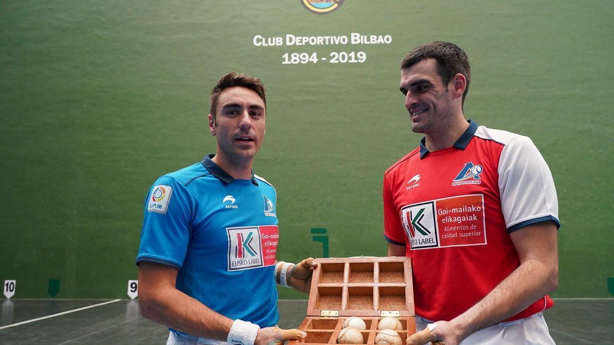 Peio Etxeberria (izquierda) y Ezkurdia posan con las pelotas separadas en el Club Deportivo.