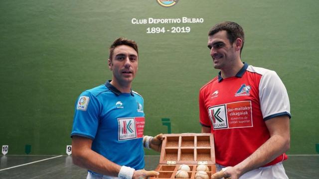 Peio Etxeberria (izquierda) y Ezkurdia posan con las pelotas separadas en el Club Deportivo.