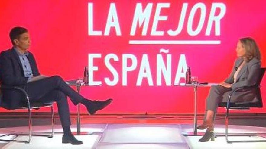 Pedro Sánchez junto a Nadia Calviño en el encuentro en Ferraz en el que han avanzado la medida que se incluirá en el programa electoral del PSOE.