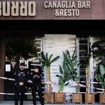 Agentes de la Policía Nacional, frente al restaurante incendiado.
