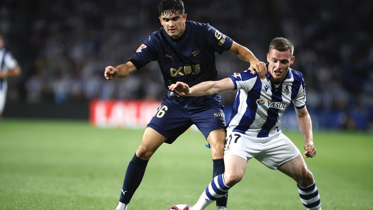 Sergio Gómez disputando un balón en la derrota ante el Alavés. / JAVI COLMENERO