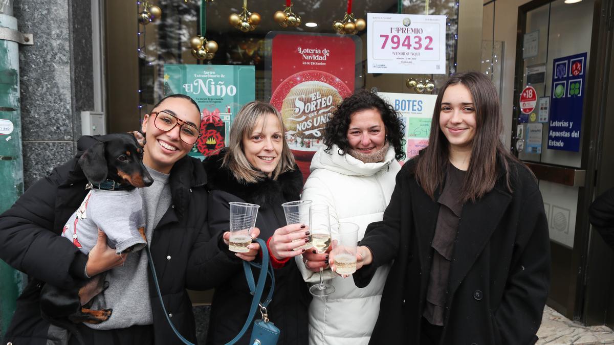Varias agraciadas con el 'Gordo' de Navidad celebran el premio en una administración de Villablino, en León.