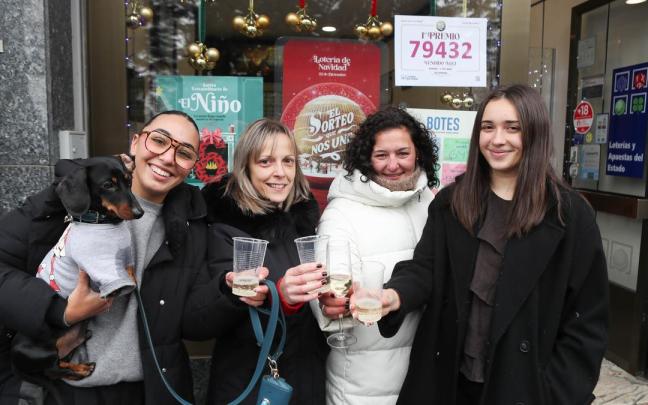 Varias agraciadas con el 'Gordo' de Navidad celebran el premio en una administración de Villablino, en León.