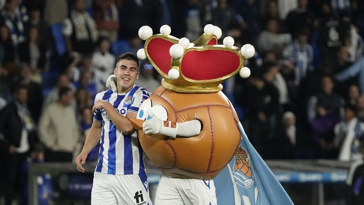 Barrenetxea celebracon la mascota Txuriurdin el triunfo del martes ante el Real Madrid. / RUBEN PLAZA