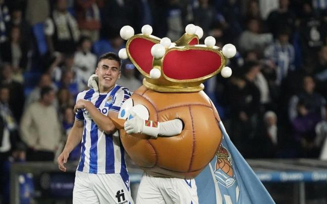 Barrenetxea celebracon la mascota Txuriurdin el triunfo del martes ante el Real Madrid. / RUBEN PLAZA