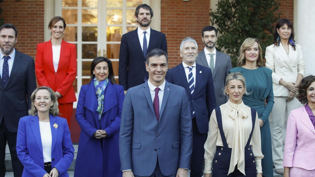 Pedro Sánchez, con sus ministros y ministras antes del Consejo de Ministros de este miércoles.