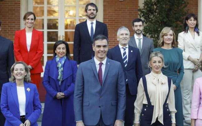 Pedro Sánchez, con sus ministros y ministras antes del Consejo de Ministros de este miércoles.