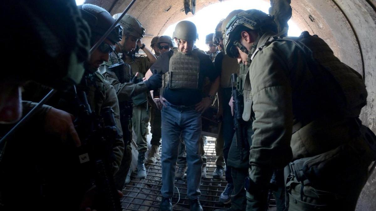 Netanyahu junto a militares israelíes en Gaza.