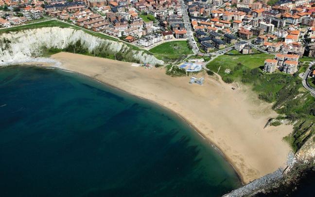 Vista aérea de la playa de Arrigunaga. Vista aérea de la playa de Arrigunaga.