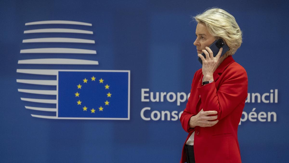 La presidenta de la Comisión Europea, Ursula von der Leyen, hablaba por teléfono en un receso de una cumbre en Bruselas en abril. .