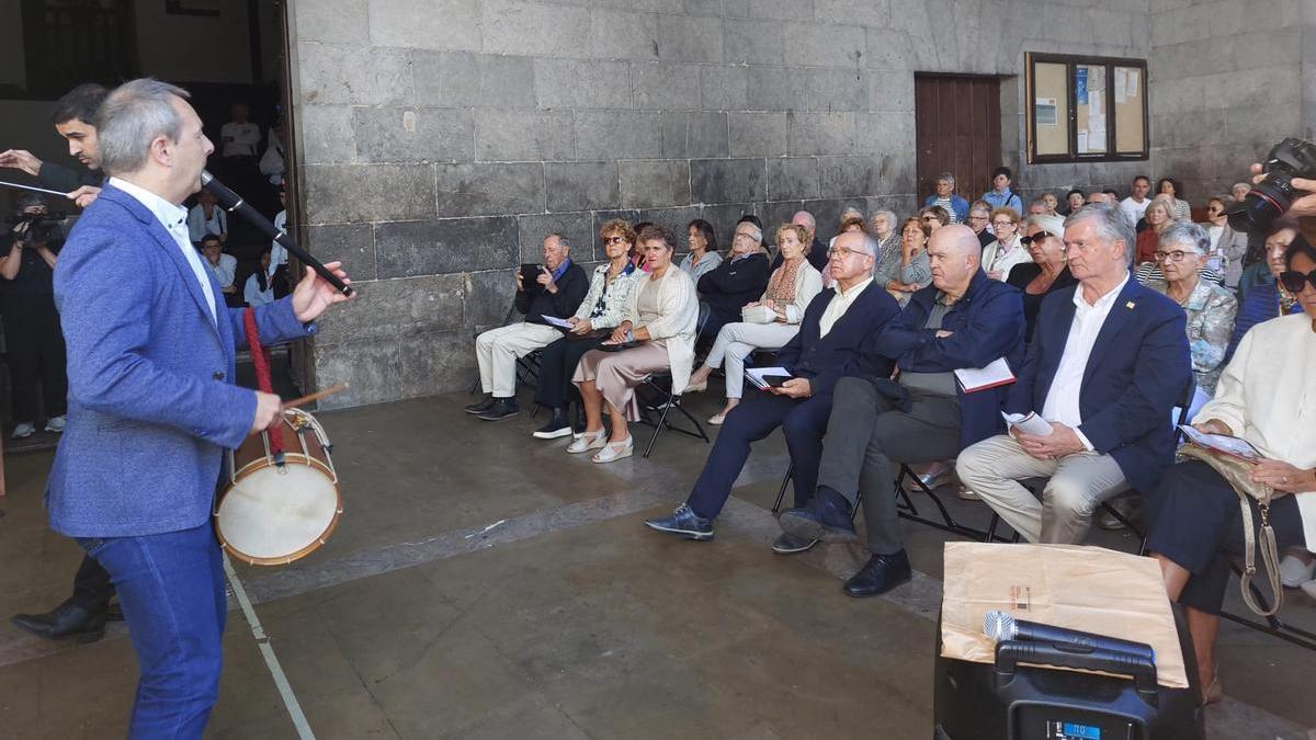Ángel Mari Arenas asiste a la actuación de Garikoitz Mendizabal en el concierto de Kontzejupe.