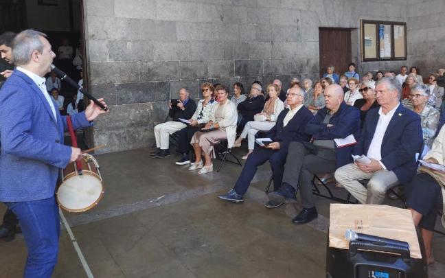 Ángel Mari Arenas asiste a la actuación de Garikoitz Mendizabal en el concierto de Kontzejupe.