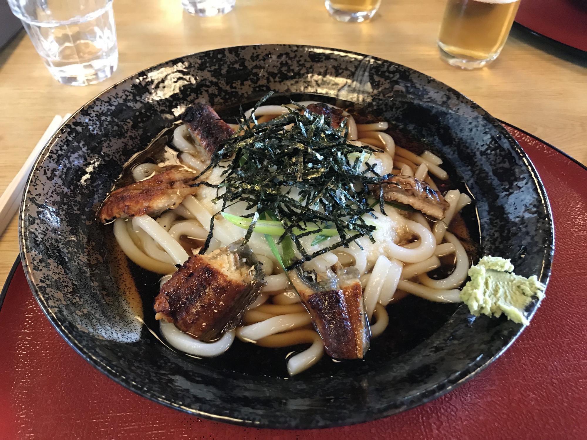 Pasta udon en sopa.
