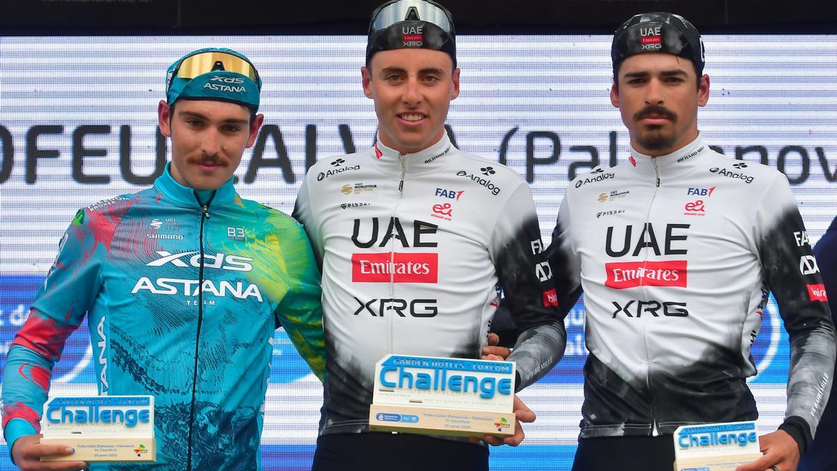 Christen, vencedor, posa con Scaroni, segundo, y Morgado, su compañero, tercero.