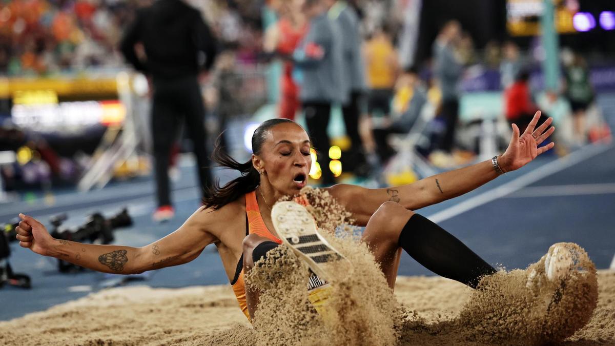 Ana Peleteiro en uno de sus saltos en Nanjing