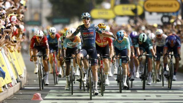 Tim Merlier festeja la victoria en Burdeos.