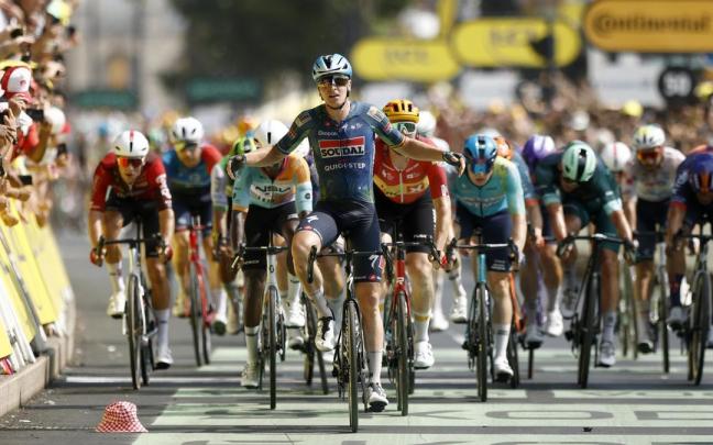 Tim Merlier festeja la victoria en Burdeos.