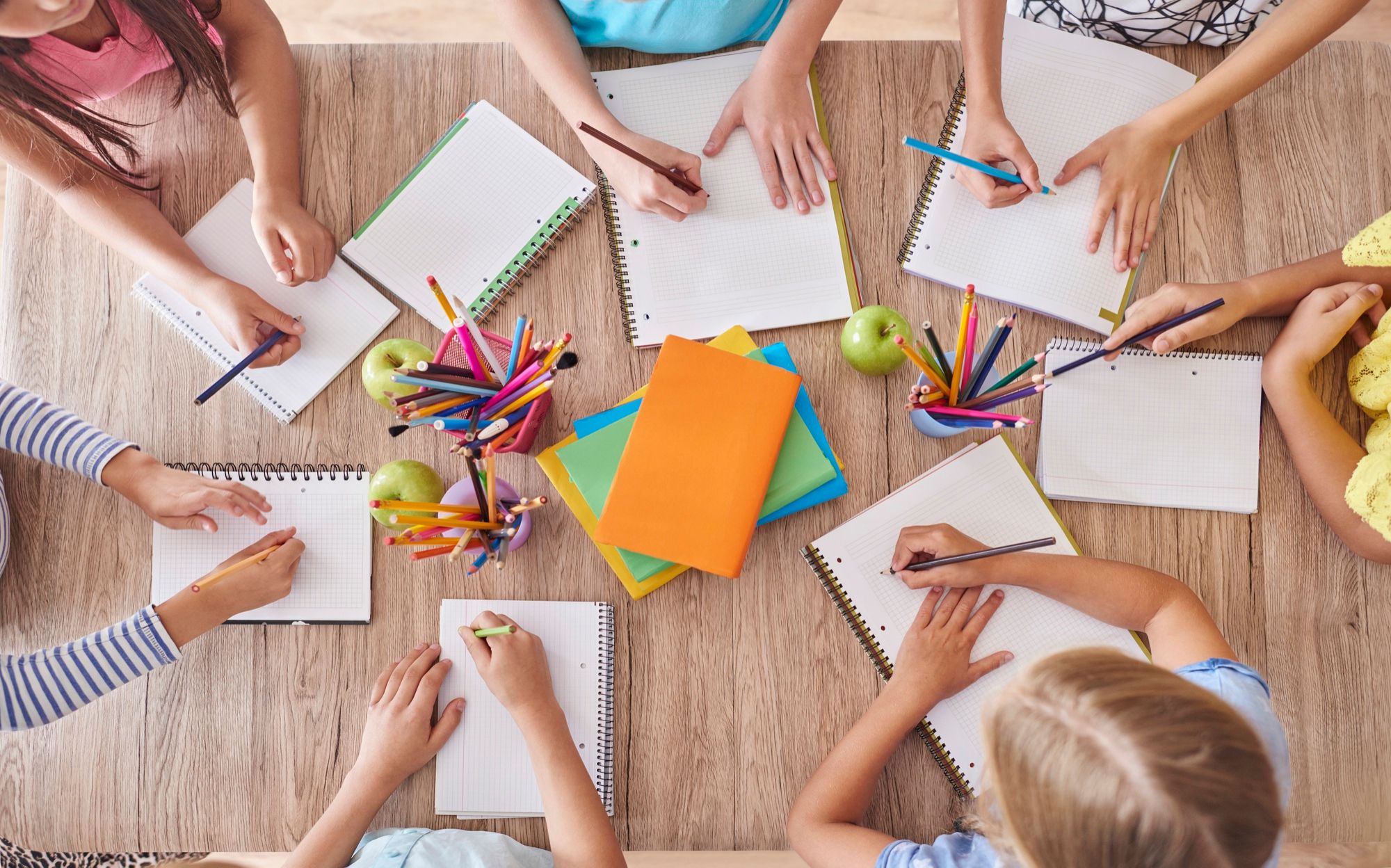 Un grupo de niños trabaja en una mesa en el aula.