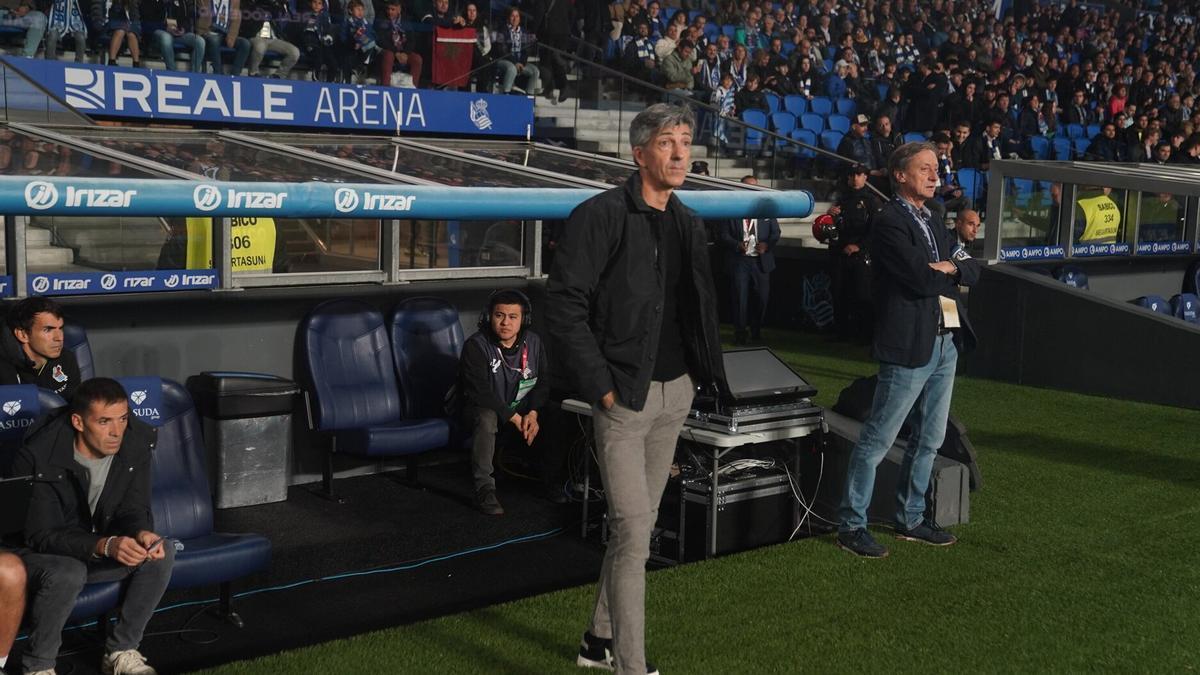 Imanol Alguacil observa el partido de la Real ante el Betis. / RUBEN PLAZA