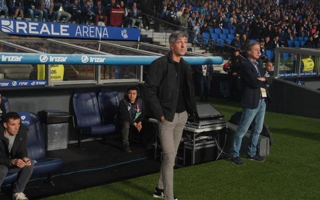 Imanol Alguacil observa el partido de la Real ante el Betis. / RUBEN PLAZA