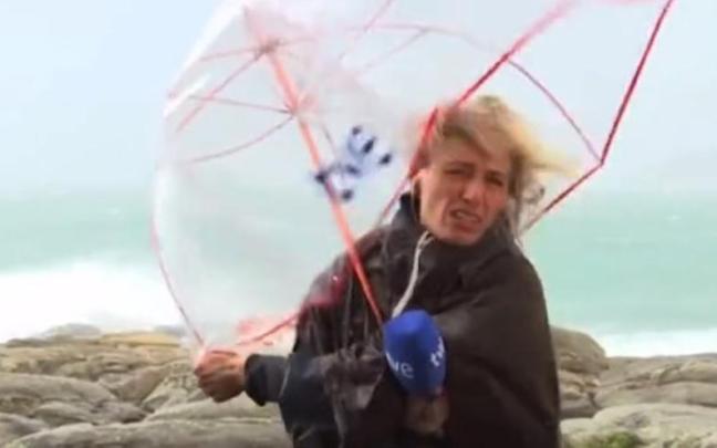 La periodista de TVE durante la conexión en directo desde A Coruña.