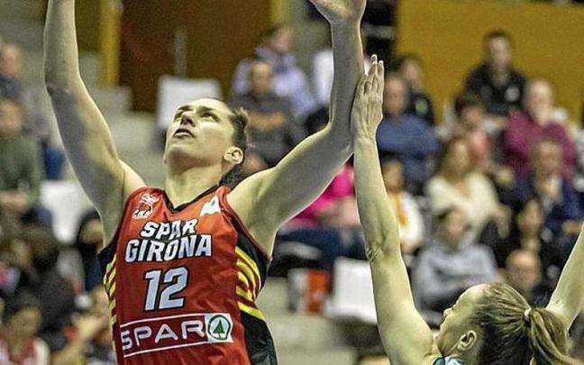 Un lance del partido de ayer en Fontajau. | FOTO: SPAR GIRONA