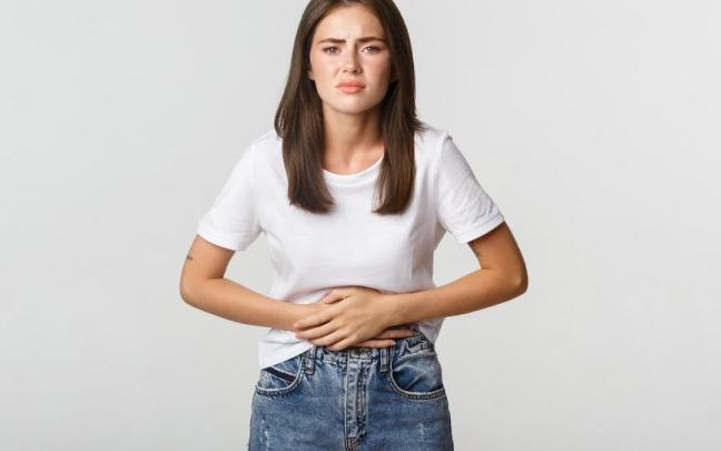 ¿Por qué se te hincha la tripa después de comer? Esto es lo que estás haciendo mal, según los expertos