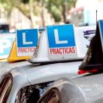 Una serie de coches de autoescuela.