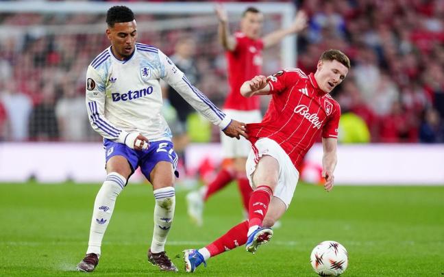 Morgan Rogers y Elliot Anderson, en una imagen del pasado curso, cuando jugaban en Aston Villa y Nottingham Forest, respectivamente.