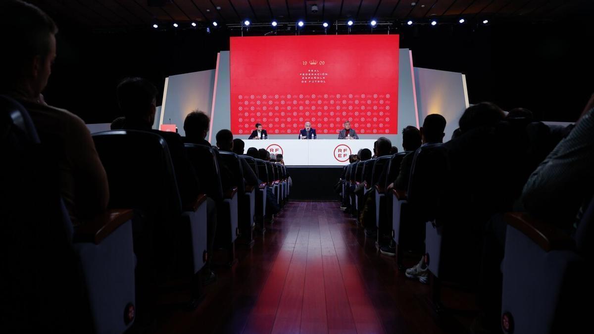 El secretario general de la RFEF, Andreu Camps, y el presidente del Comité Técnico Arbitral, Luis Medina Cantalejo, comparecen ante los medios