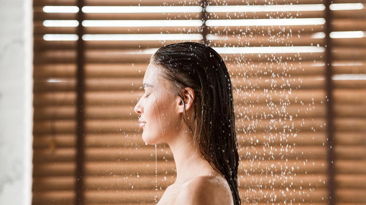 Una mujer toma una relajante ducha.