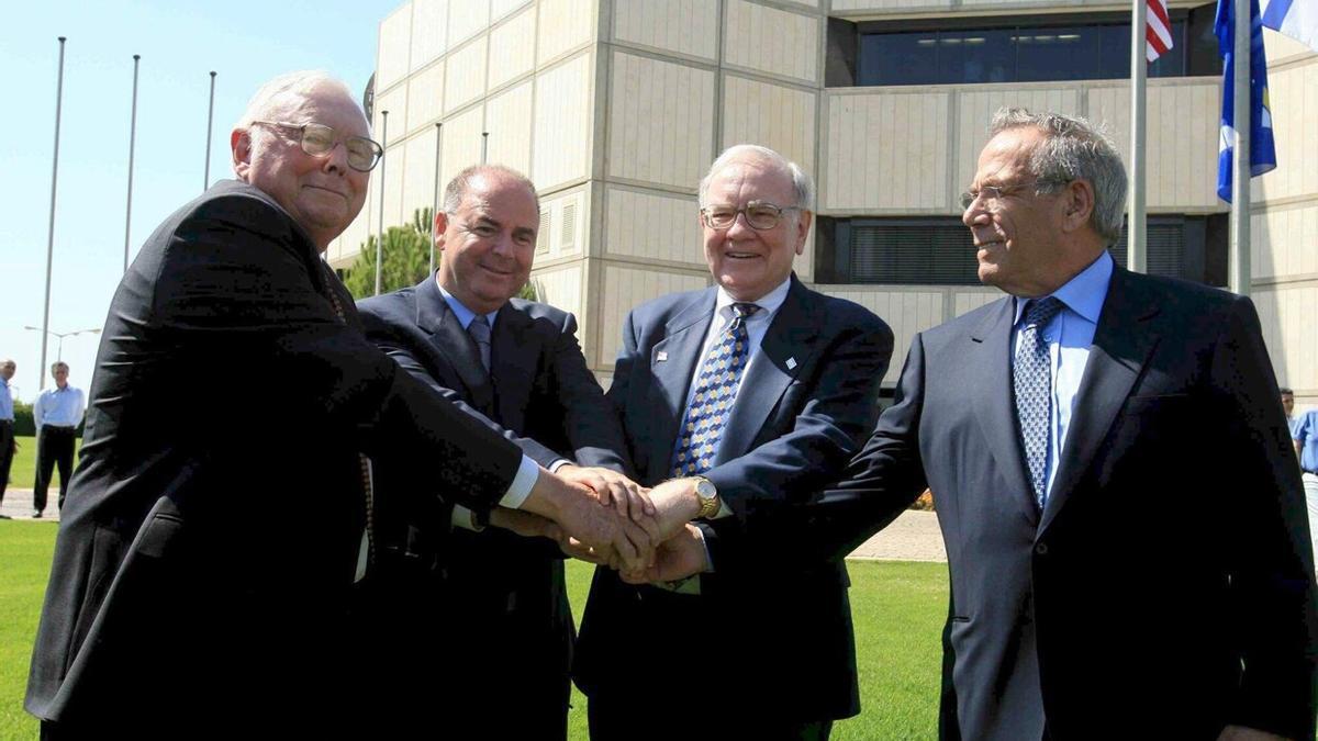 El estadounidense Warren Buffett (2º dcha.), le da la mano a sus socios Eitan y Steff Werthheimer y Charlie Munger durante su visita a la sede de la metalúrgica Iscar.