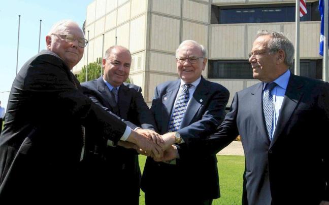 El estadounidense Warren Buffett (2º dcha.), le da la mano a sus socios Eitan y Steff Werthheimer y Charlie Munger durante su visita a la sede de la metalúrgica Iscar. El estadounidense Warren Buffett (2º dcha.), le da la mano a sus socios Eitan y Steff Werthheimer y Charlie Munger durante su visita a la sede de la metalúrgica Iscar.