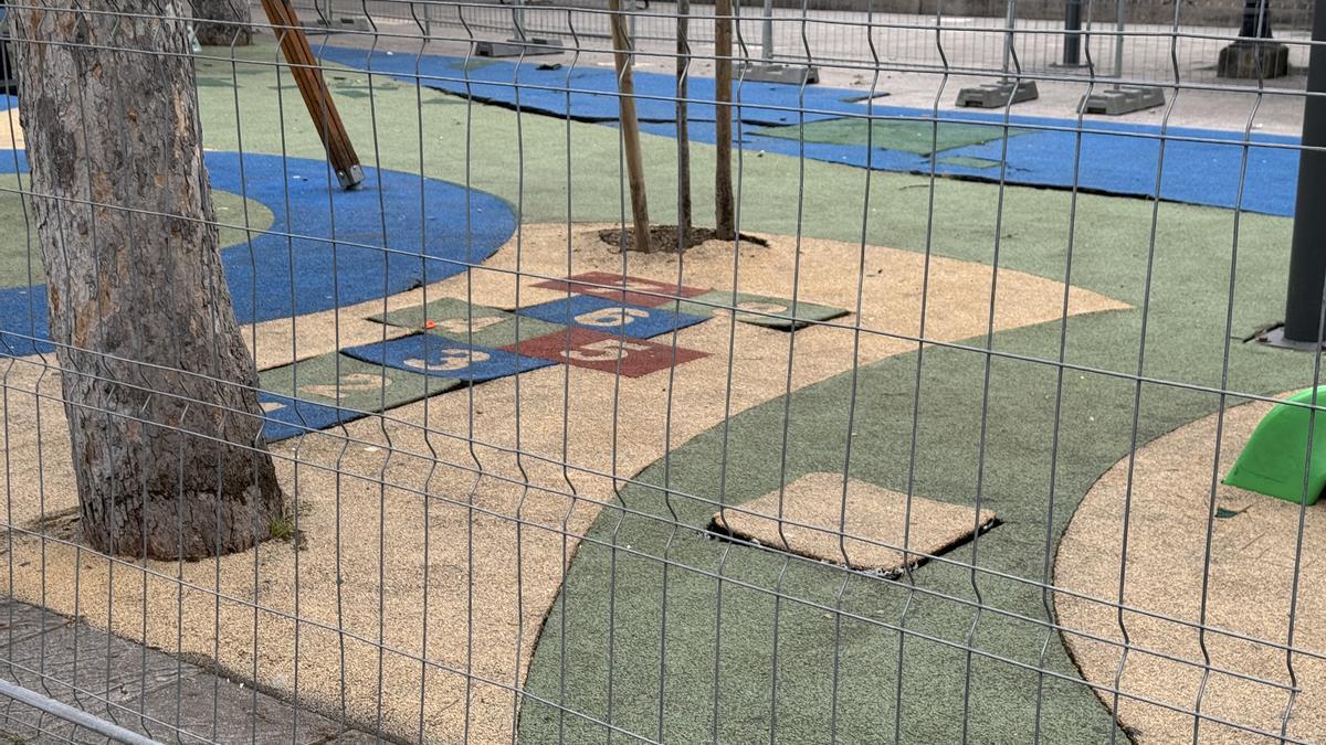 El suelo del área de juegos de Zaldibar se encuentra en mal estado con desniveles y roturas.