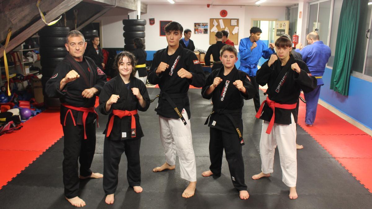 Rafa Carriet con sus pupilos y pupilas, Irati, Zuhaitz, Andoni y Naroa, que afrontan con mucha ilusión y ganas el campeonato europeo que se celebrará esta próxima semana.