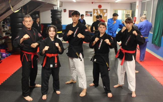 Rafa Carriet con sus pupilos y pupilas, Irati, Zuhaitz, Andoni y Naroa, que afrontan con mucha ilusión y ganas el campeonato europeo que se celebrará esta próxima semana.