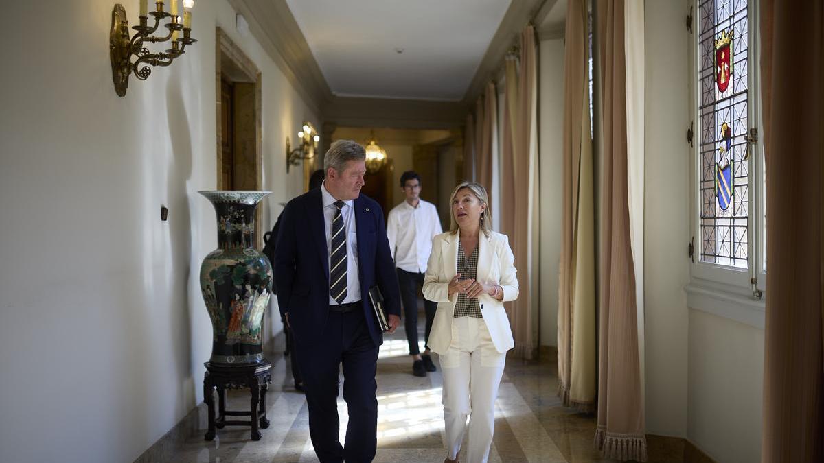 Bingen Zupiria junto a la consejera de Interior, Amparo López, en los pasillos del Palacio de Navarra.
