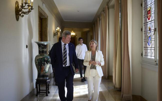 Bingen Zupiria junto a la consejera de Interior, Amparo López, en los pasillos del Palacio de Navarra.