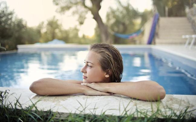 Mujer en una piscina