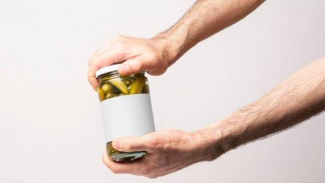 Muchos recurren a trucos caseros, desde usar cuchillos hasta golpear el tarro contra el fregadero, pero todos ellos pueden resultar poco efectivos o incluso peligrosos / Freepik Muchos recurren a trucos caseros, desde usar cuchillos hasta golpear el tarro contra el fregadero, pero todos ellos pueden resultar poco efectivos o incluso peligrosos