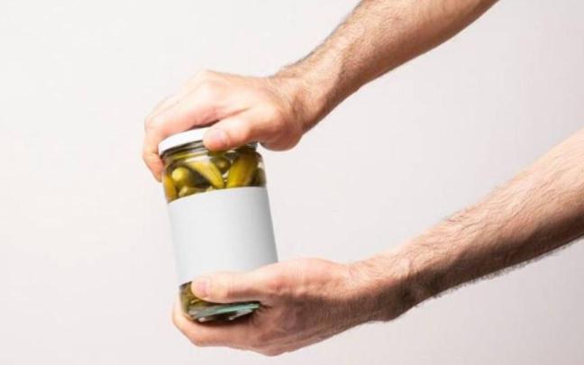 Muchos recurren a trucos caseros, desde usar cuchillos hasta golpear el tarro contra el fregadero, pero todos ellos pueden resultar poco efectivos o incluso peligrosos