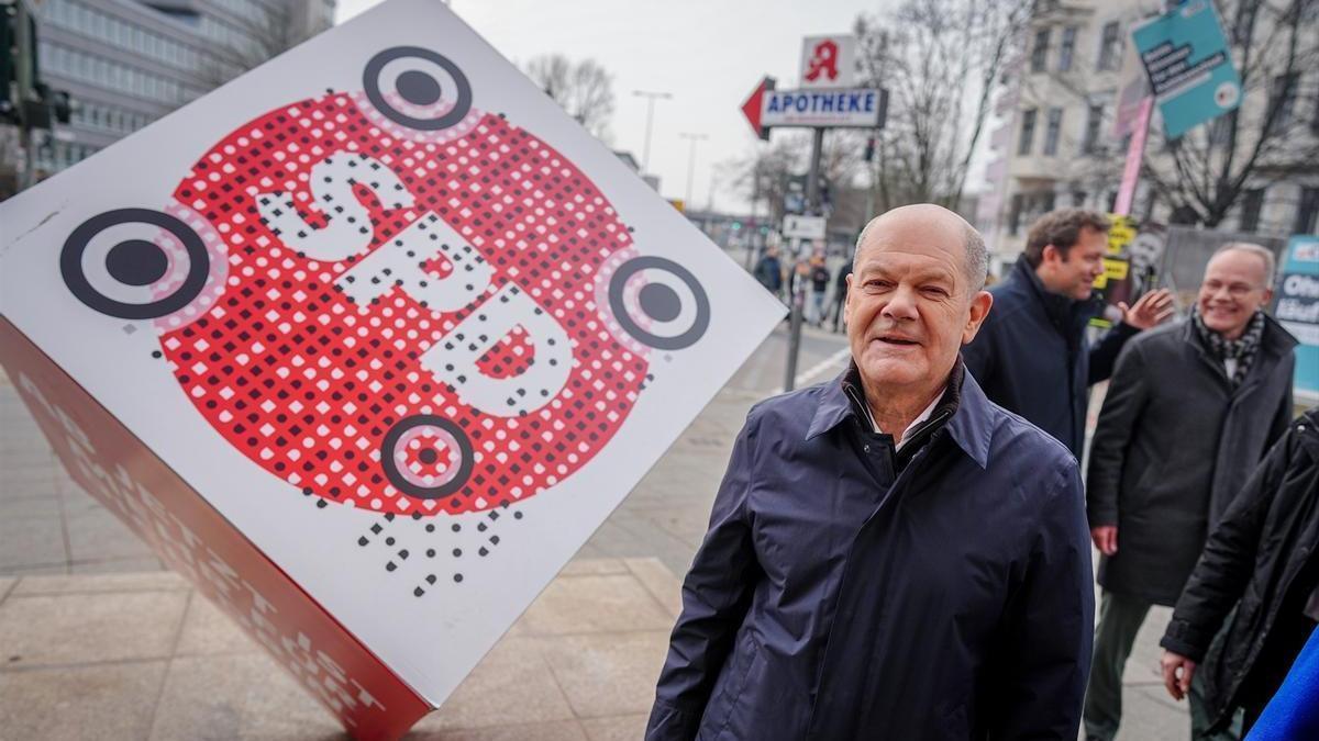 El canciller de Alemania, Olaf Scholz, frente a la sede del Partido Socialdemócrata de Alemania.